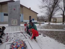 возложение цветов к памятнику 