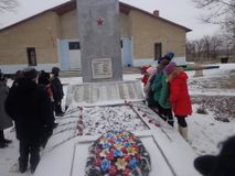 У памятника погибшим воинам